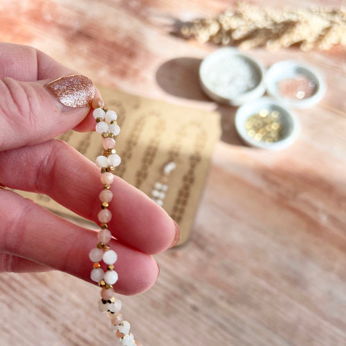 Emerge Tantric Necklace DIY-Set von DIY SPIRIT – Gesamtansicht mit weißen Mondstein- und Sonnensteinperlen