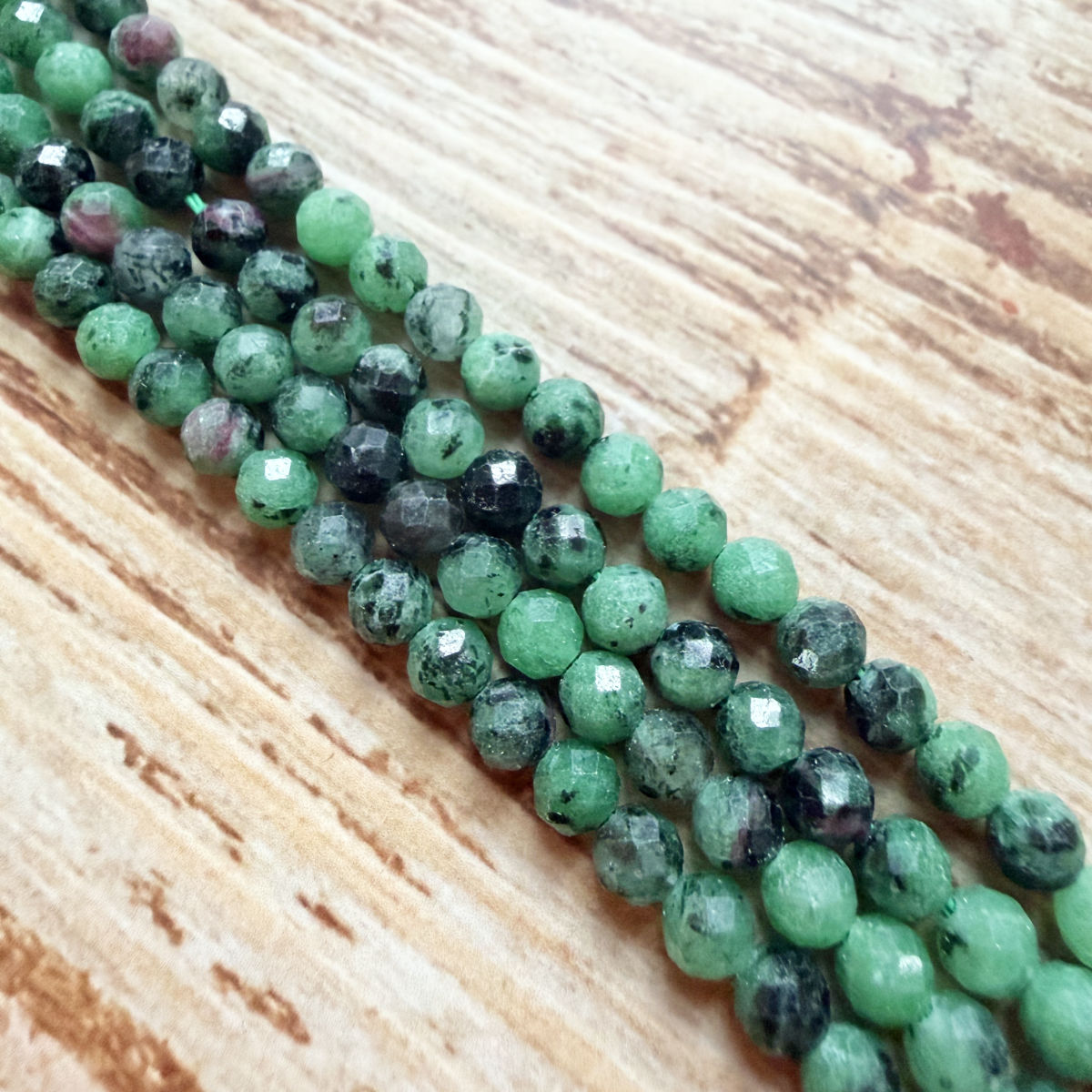 Rubin-Zoisit Perlen (facettiert, 4mm)