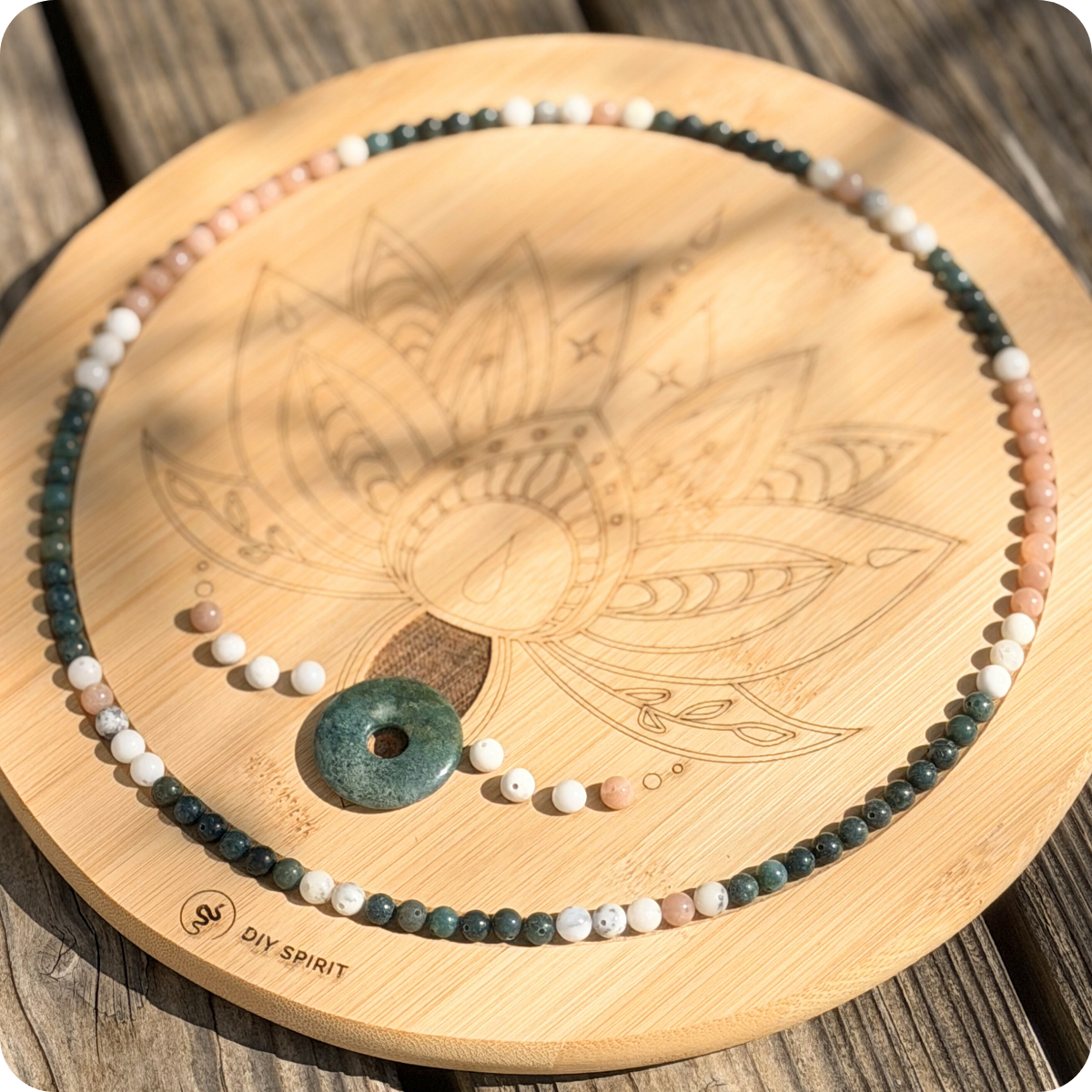 Root in Nature Mala DIY-Set von DIY SPIRIT – Perlen aus Moosachat, Mondstein und Dendritenopal mit Moosachat-Donut-Anhänger