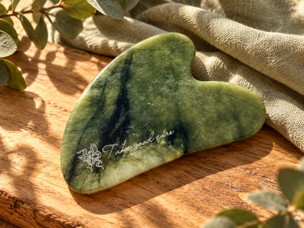 Gua Sha aus Grüner Jade mit Gravur