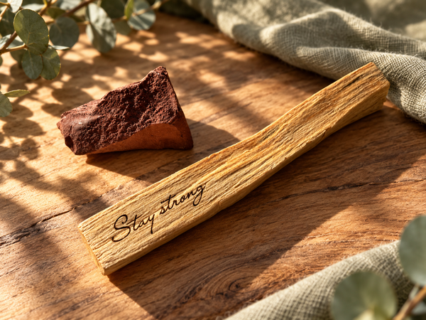 Palo Santo mit Gravur Stay strong und Roter Jaspis