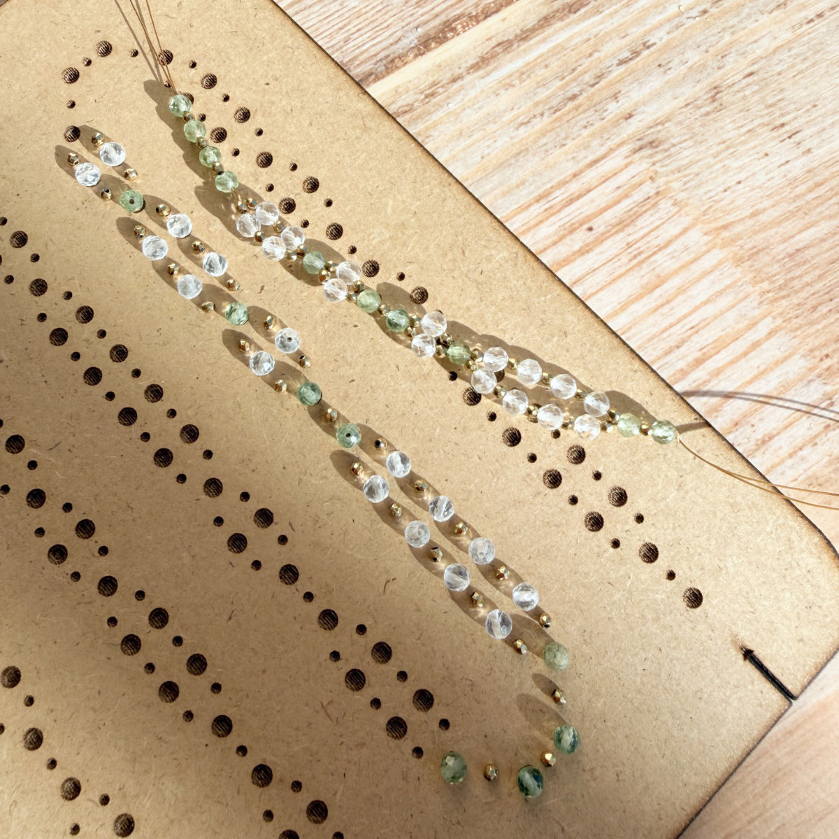 Awake Tantric Necklace DIY-Set – Nahaufnahme der Edelsteinperlen