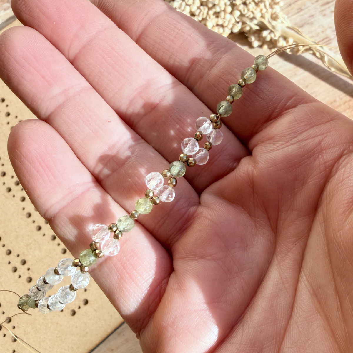 Awake Tantric Necklace DIY-Set von DIY SPIRIT – Gesamtansicht mit Bergkristall-, grünen Apatit- und Hämatitperlen