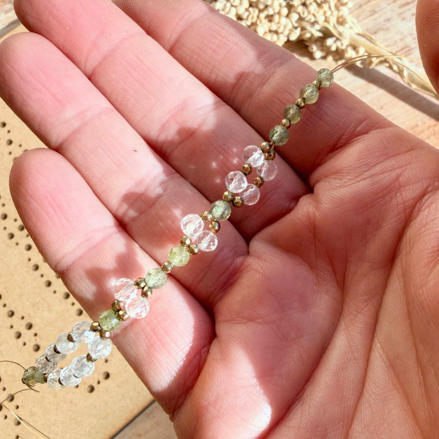 Awake Tantric Necklace DIY-Set von DIY SPIRIT – Gesamtansicht mit Bergkristall-, grünen Apatit- und Hämatitperlen