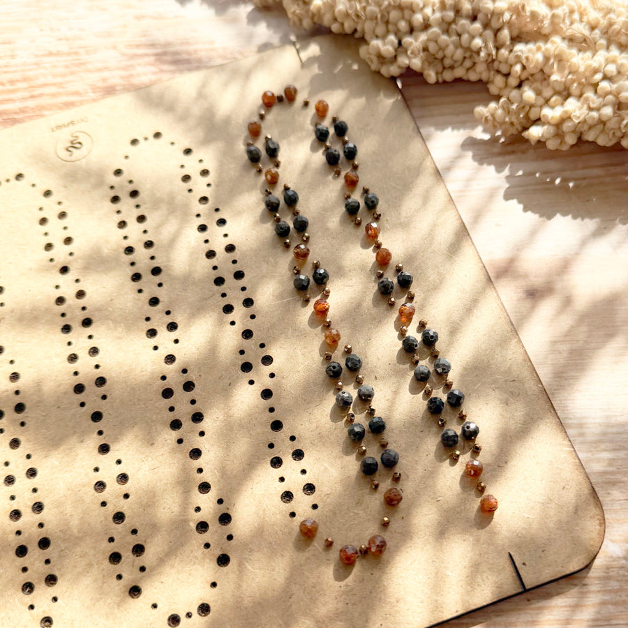Bold Spirit Tantric Necklace DIY-Set von DIY SPIRIT – Gesamtansicht mit Saphir-, Granat- und Hämatitperlen
