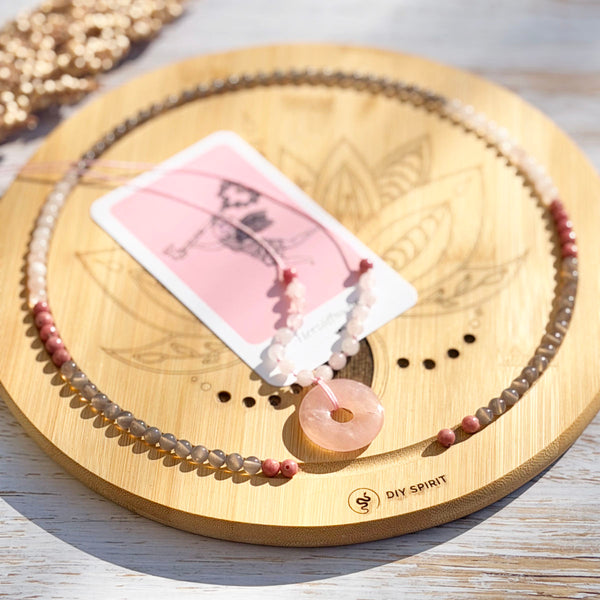 Selflove Mala DIY-Set von DIY SPIRIT – Gesamtansicht mit Rosenquarz-, Rhodonit- und Achat-Perlen