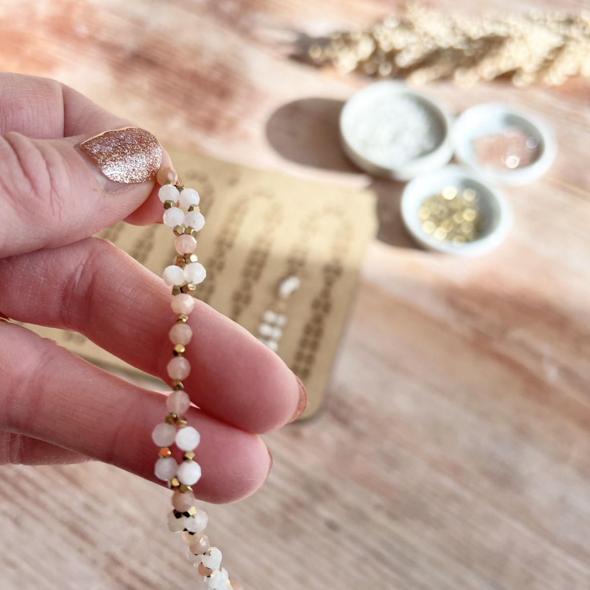 Emerge Tantric Necklace DIY-Set von DIY SPIRIT – Gesamtansicht mit weißen Mondstein- und Sonnensteinperlen