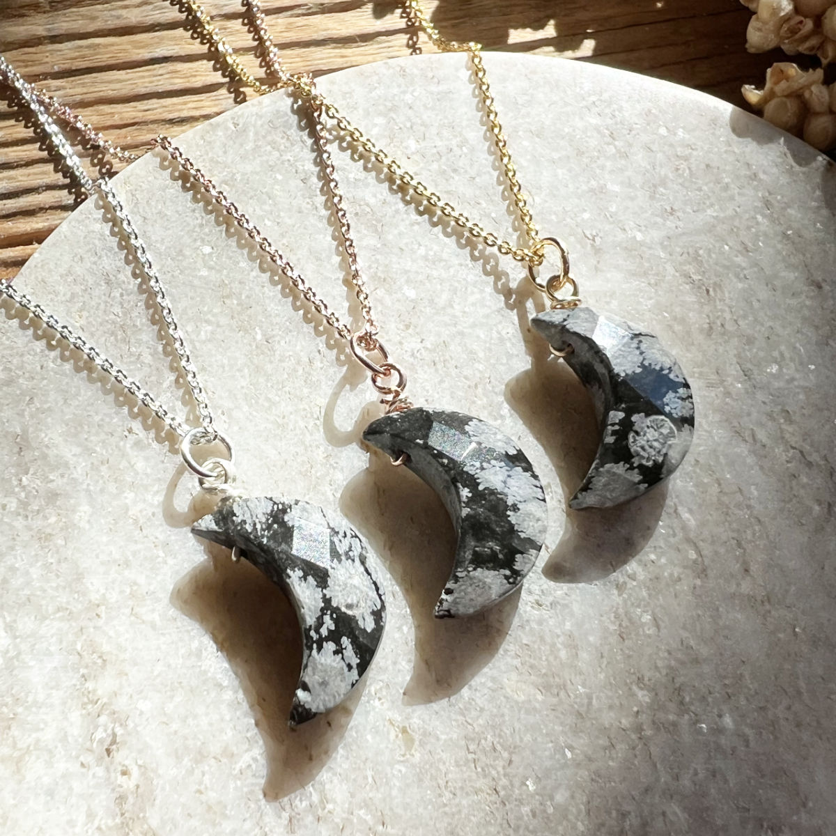 Schneeflocken-Obsidian Moon Halskette - DIY SPIRIT #