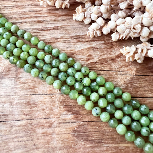 Jade (Nephrit) Perlen (facettiert, 4mm)