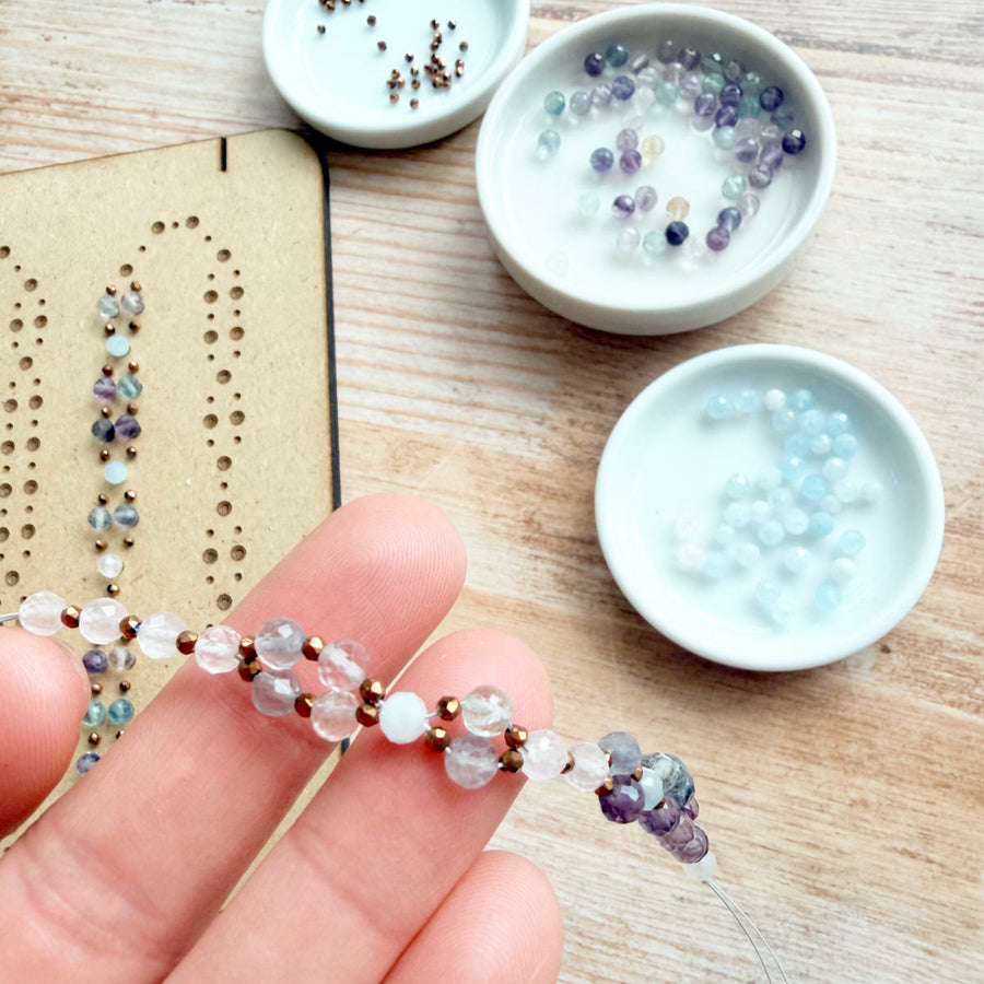 Fairy Dream Tantric Necklace DIY-Set von DIY SPIRIT – Gesamtansicht mit Fluorit-, Rosenquarz- und Aquamarinperlen